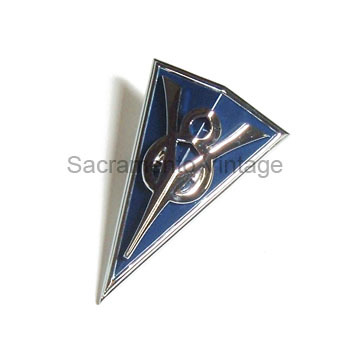 [05799] V8 ORNAMENT ON GRILLE- PASSENGER CHROME 1934
