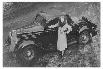 [01935-20] PICTURE- 1935 3W COUPE-TOP VIEW w/LADY