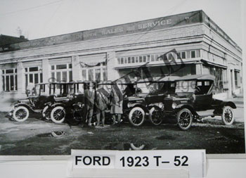 [01923-T-52] PICTURE- AERO GAS SERVICE STATION W/CENTER DOOR 1923