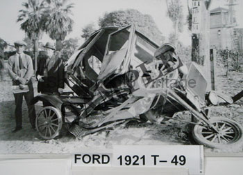 [01921-T-49] PICTURE- SEDAN WRECK 1921