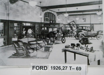 [01926,27-T-69] PICTURE- NEW CAR SHOWROOM 1926-27