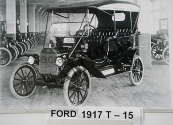 [01917-T-15] PICTURE- TOURING, GOOD DETAIL, INSIDE OF FORD DEALERSHIP 1917