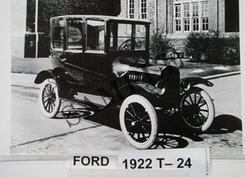 [01922-T-24] PICTURE- CENTER DOOR. 3/4 FRONT VIEW 1922