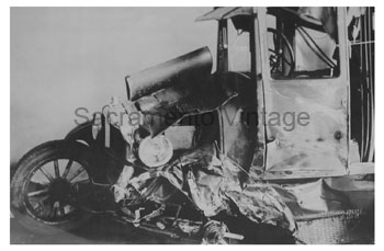 [01926,27-T-45] PICTURE- WRECK OF T TRUCK 1926-27