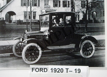 [01920-T-19] PICTURE-CENTERDOOR,W/PEOPLE 1920