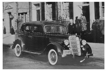 [01935-19] PICTURE-DELUXE 4 DOOR SEDAN