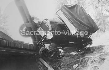 [01930-31-40] PICTURE-ROADSTER WRECK W/TELEPHONE POLE 1931