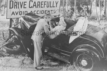 [01932-32] PICTURE-ROADSTER IN WRECK 1932