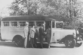 [01932-38] PICTURE-SCHOOL BUS WITH PEOPLE